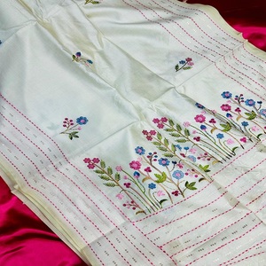 ผ้าส่าหรีผ้าฝ้ายผสมไหมแบบดั้งเดิมของอินเดียสำหรับผู้หญิง งานปักเลื่อมและงานปักด้ายแบบ Katha มีสินค้าพร้อมส่ง - Product Image 1