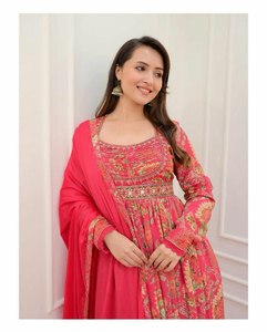 Ensemble Kurti longueur genou pure Georgette imprimé avec un motif différent pour les petits rassemblements et les fêtes - Product Image 4