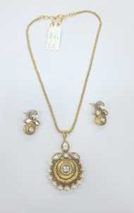 Élégant collier pendentif Kundan fait main avec pierres vertes et boucles d'oreilles bijoux pour femmes idéal pour les mariages et les grandes fonctions - Product Image 4