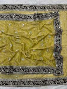 Sari de Seda Suave Color Mocha para Mujer con Bordado Zari, Borde de Encaje Jaal, Lentejuelas y Bordado en Tela de Terciopelo - Product Image 3