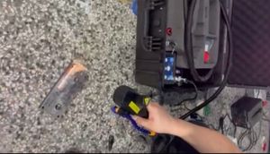 Nettoyeur laser à impulsions de fibres optiques portable 500W, format valise, pour la rouille des métaux - Product Image 4