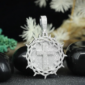Colgante de Cruz Redonda con Incrustaciones de Diamantes Moissanite de Corte Redondo VVS en Plata de Ley 925 para Uso Unisex - Product Image 4