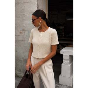 Schwarze, silbrige, ärmellose Bluse mit Wabenmuster, Hirka-Doppelanzug – Ecru - Product Image 2