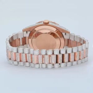 Montre en diamant Moissanite de qualité supérieure avec un design moderne et confortable pour le bureau de fête et la mode quotidienne d'Inde - Product Image 3