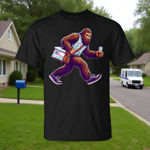 Maglietta Bigfoot at Work Mailman, Abbigliamento Promozionale per Spedizioniere Sasquatch - Product Image 3