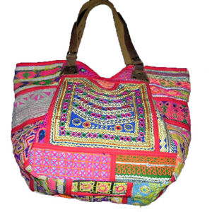 Bolso étnico vibrante con bordado bohemio hecho a mano para mujeres que aman la artesanía india y la moda audaz - Product Image 1