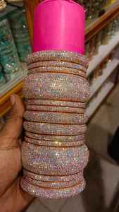 Bracelets à la mode Kundan Latkan avec de superbes bracelets à la mode en pierre de perle pour les mariages et les vêtements de fête - Product Image 3