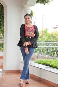 Nueva elegancia Venta caliente Navratri Collection Roman con Kutchi Gamthi Work Kurti Compras en línea desde la India - Product Image 4