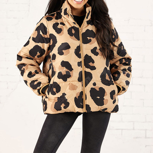 Venta al por mayor de las mujeres de satén de moda Puffer chaquetas con cuero transpirable y características impresas cálido para trajes casuales ropa de invierno - Product Image 3