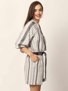 Cómodo y elegante mono a rayas de lino blanco y gris para niñas elegante transpirable y perfecto para cada ocasión - Product Image 2