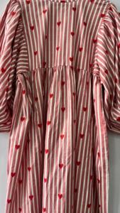 Vestido MIDI de algodón hecho a mano con estampado de corazón rojo, bata vintage a rayas, manga abullonada, ajuste holgado para el Día de San Valentín, suministro ODM - Product Image 5