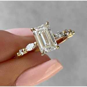 Bague de fiançailles solitaire en diamant taille émeraude exquise avec pierres latérales, certifiée IGI - Product Image 3