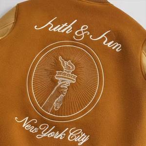 Chaqueta Varsity de Lona Recubierta Personalizada con MOQ Bajo, Cuello Alto, Logotipo Frontal, Mangas de Poliéster, Estilo Urbano para Hombre - Product Image 3