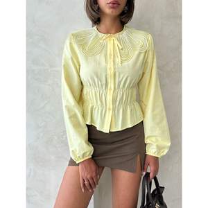 Chemise pour femme avec col à détails complexes et design plissé - Product Image 5