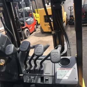 Montacargas Usado CAT a Gasolina, 4x4, de Combustión Interna, con Mástil Elevador y Neumáticos Sólidos para Construcción - Product Image 2