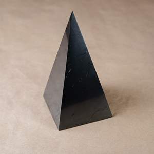 Pirámide alta de shungita sin pulir de 3.5 pulgadas (90 mm) - Product Image 6