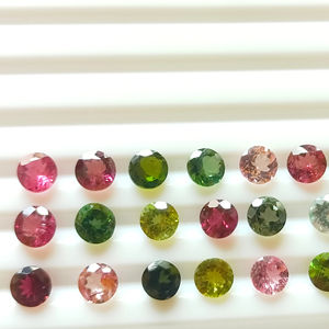 Vente en gros Lot de 6mm en forme de tourmaline naturelle à facettes en vrac cristaux taille brillant Quarts pierres précieuses rose vert certifié IGI - Product Image 1