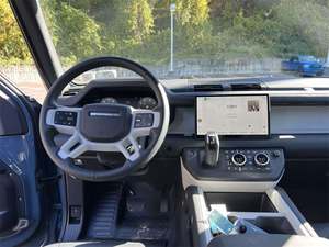 Land Rover Defender 110 P400 X-Dynamic SE AWD Super Blue 2025 Usado con Techo Solar, Arranque Remoto, Asientos de Cuero y Llantas de Aleación - Product Image 5