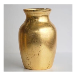 Vase moderne minimaliste fini or Accent décoratif élégant parfait pour les garden parties extérieures et la décoration intérieure contemporaine - Product Image 4