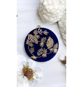 Elegante bolso de mano redondo de lujo para damas con acabado brillante y correa de cadena desmontable Ideal para fiestas de bodas - Product Image 1