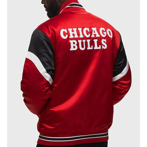 Chaqueta de béisbol de satén Varsity blanca y negra clásica unisex con bordado de apliques de cuero brillante y detalles de charol - Product Image 3