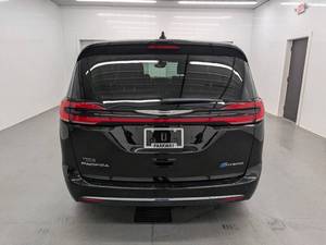 Venta de autos Chrysler Pacifica Plug-In Hybrid Select Select 4dr Mini-Van usados en oferta. - Product Image 2