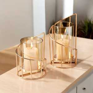 Bougeoir moderne en verre doré avec cadre en métal spiralé idéal pour la décoration intérieure, éclairage romantique et design fini de luxe - Product Image 3