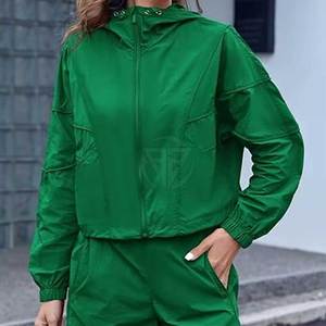 Ensemble short et veste coupe-vent décontractée à capuche pour femme, motif uni, écologique et coupe-vent, toucher doux et ajustement confortable - Product Image 3