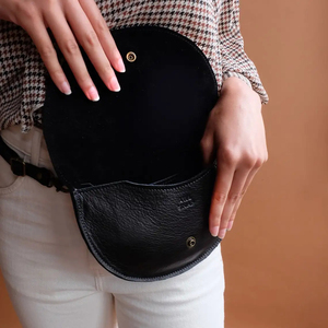 Riñonera de Cuero Genuino Negro Premium con Cremallera, Bolso Cruzado para Festival y Viaje para Mujer - Product Image 4