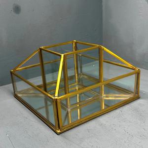 Organizador de Mesa Decorativo para Cosméticos con Diseño Único en Cristal Espejo y Acabado en Latón - Product Image 3