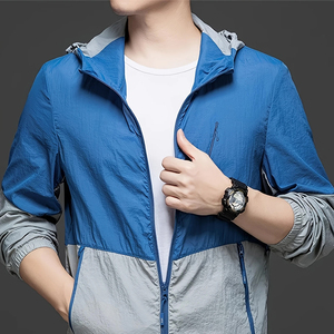 เสื้อแจ็คเก็ตผู้ชาย OEM สำหรับฤดูหนาว มีฮู้ด แต่งสีตัดกัน โลโก้ด้านหน้า เหมาะสำหรับกิจกรรมกลางแจ้ง ป้องกันแสงแดด ระบายอากาศได้ดี แห้งเร็ว คุณภาพสูง แฟชั่น - Product Image 3