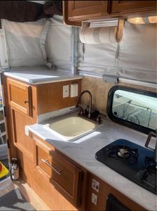 Mặt Trời Mọc <span class=keywords><strong>RV</strong></span> Trọng Lượng Nhẹ F150 Cứng Hàng Đầu Xe Tải Camper Giường Phẳng Sợi Thủy Tinh Trượt Trên Xe Tải Camper Cho Bán Hilux Pickupsunrise <span class=keywords><strong>RV</strong></span> - Product Image 6