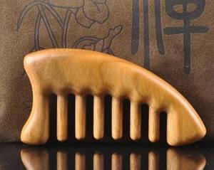 Peine de Madera Pulida Ecológico para Masaje Capilar, Peine de Dientes Anchos de Madera Natural para Masaje del Cuero Cabelludo y Desenredar Cabello Rizado y Grueso - Product Image 5