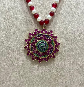 Élégant ensemble de bijoux de mariage en laiton classique perle détaillant avec motif de fleurs Kundan pour collier boucles d'oreilles à la mode élégant - Product Image 4