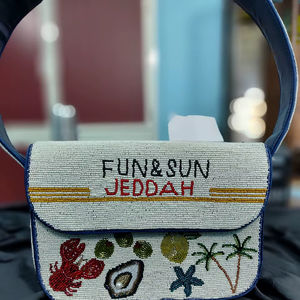 Bolso Bandolera Hecho a Mano con Cuentas, Correa de Cadena, Estilo Ecológico y Moderno, Diseño Personalizado con Temática de Playa Jeddah, Botón de Perla y Flor - Product Image 1