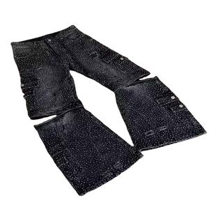 Améliorez votre style streetwear avec des cristaux scintillants de qualité supérieure fixés sur chaque nouveau jean personnalisé orné de strass. - Product Image 2