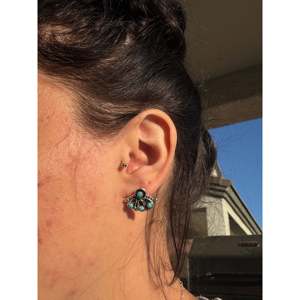 Pendientes de Plata de Ley con Turquesa Étnica Navajo, Diseño Geométrico con Engaste de Bisel, Estilo Moderno para Bodas y Compromisos - Product Image 2