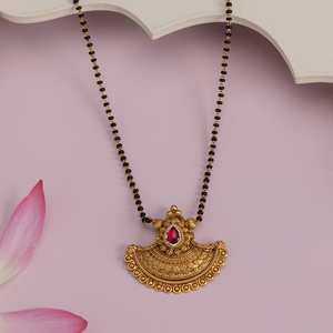 Auténtico Collar Mangalsutra Indio de Colección Cultural para Bodas de Mujer con Rubíes Sintéticos y Engaste de Bisel en Oro Pulido - Product Image 2