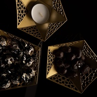 Plateaux de rangement géométriques en métal ajouré marocain style Art Déco pour dattes et bougies, collection Ramadan 2027