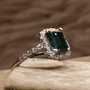 แหวนหมั้นเพชรสีเขียวมรกตและทรงกลมแบบซ่อนสไตล์รัศมีสำหรับผู้หญิง - Product Image 3