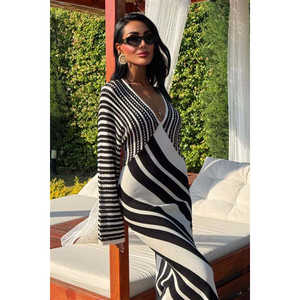 Robe col en V 2846 à rayures diagonales, taille naturelle, lavable - Product Image 4