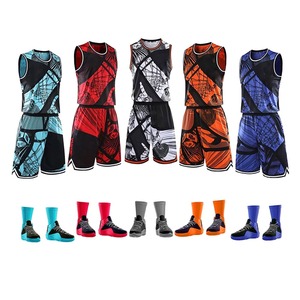 Conjunto de uniforme de baloncesto de verano universitario personalizable de alta calidad Jersey y pantalones cortos deportivos de poliéster transpirable (XL - Product Image 1