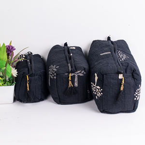 Conjunto de bolsa de maquillaje de algodón hecha a mano de alta calidad, neceser con cremallera acolchada negra india con estampado de bloques para viajes, venta al por mayor - Product Image 1