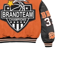 Blouson de basket varsity personnalisé 2026 Brandteam pour homme, en laine et cuir orange, éco-responsable, avec broderie et design patchwork sur le devant