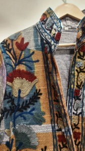 เสื้อโค้ทสั้นลำลองสไตล์วินเทจ ปักลายซูซานี ผ้าทอฟอกหิน ลายดอกไม้ โบฮีเมียน บอมเบอร์ บุผ้าฝ้าย มีปก - Product Image 5