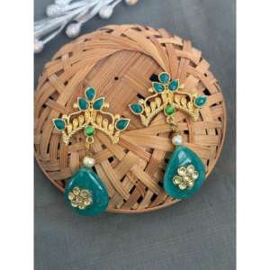 Boucles d'oreilles vertes artisanales avec Kundan et placage d'or pour femmes bijoux de vêtements ethniques indiens traditionnels - Product Image 2