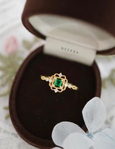 Anillo de esmeralda de laboratorio de forma cuadrada única hecho a mano en oro sólido de 14K corte princesa anillo de Esmeralda verde anillo delicado y delicado - Product Image 1