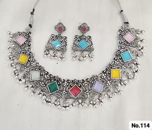 Conjunto exclusivo de collar de joyería de moda con piedras multicolores y pendientes a juego, perfecto para trajes étnicos y de fiesta - Product Image 2