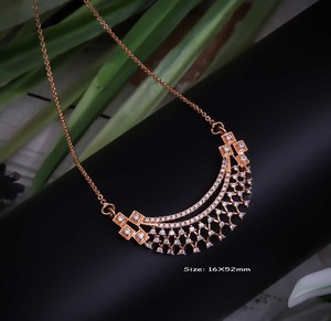 Collar con Colgante de Aleación de Alta Calidad Inspirado en una Hoja con Circonitas Cúbicas (AD), Joyería Chapada en Oro - Product Image 3