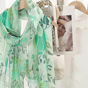 Écharpes en tissu doux et aux bords nettoyés, de qualité supérieure et à finition élégante, écharpes pour femmes - Product Image 6